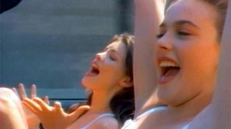 Still image from Crazy (Alicia and Liv singing in a car)